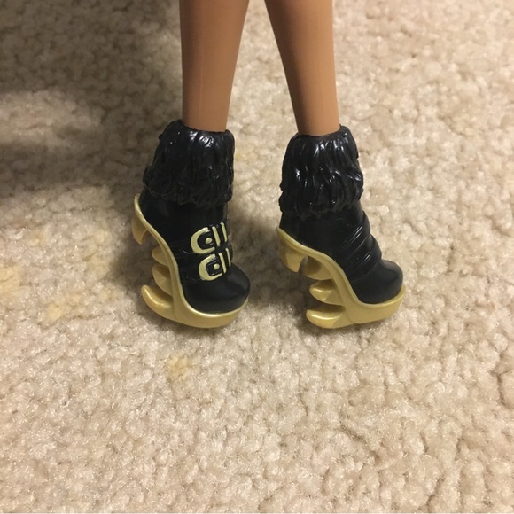 Monster High Clawdeen Wolf Doll - Picture 5 of 7